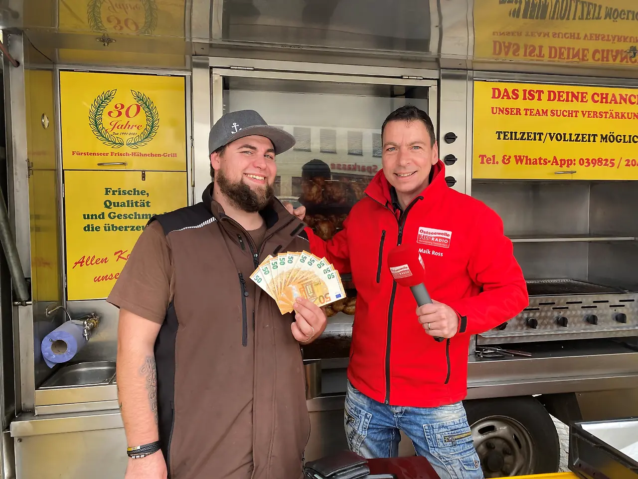 Ronny aus Neustrelitz am Grillhähnchen-Stand in Woldegk