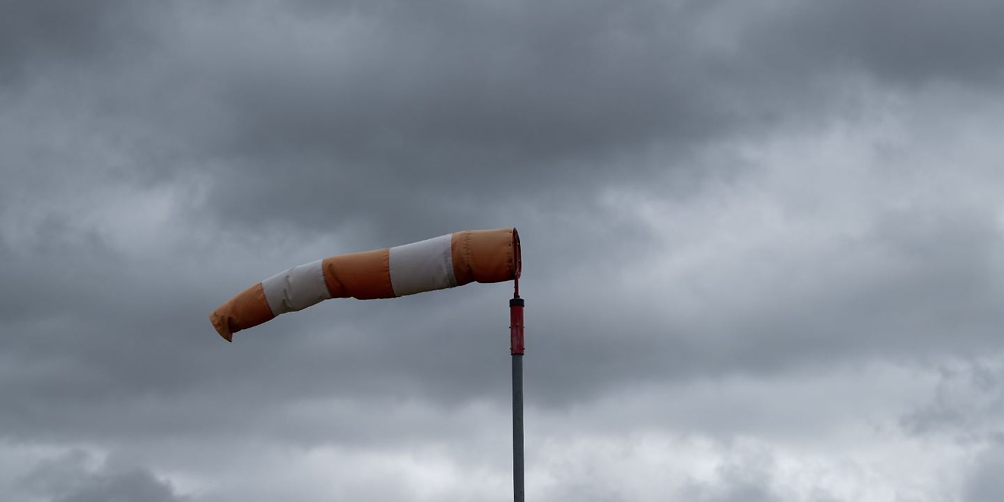 Regen Und Stürmischer Wind In Hamburg Und Schleswig-Holstein ...