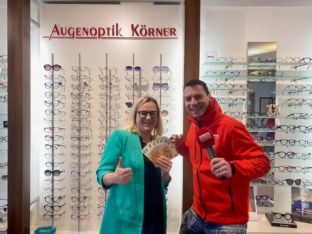 Eileen aus Wittenburg bei der Arbeit im Augenoptiker-Geschäft